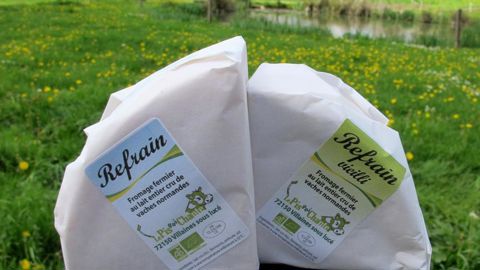 Sans pesticides ni engrais chimiques, les pâturages donnent leur goût au lait puis au fromage, intimement lié à son territoire.© B. Guicheteau